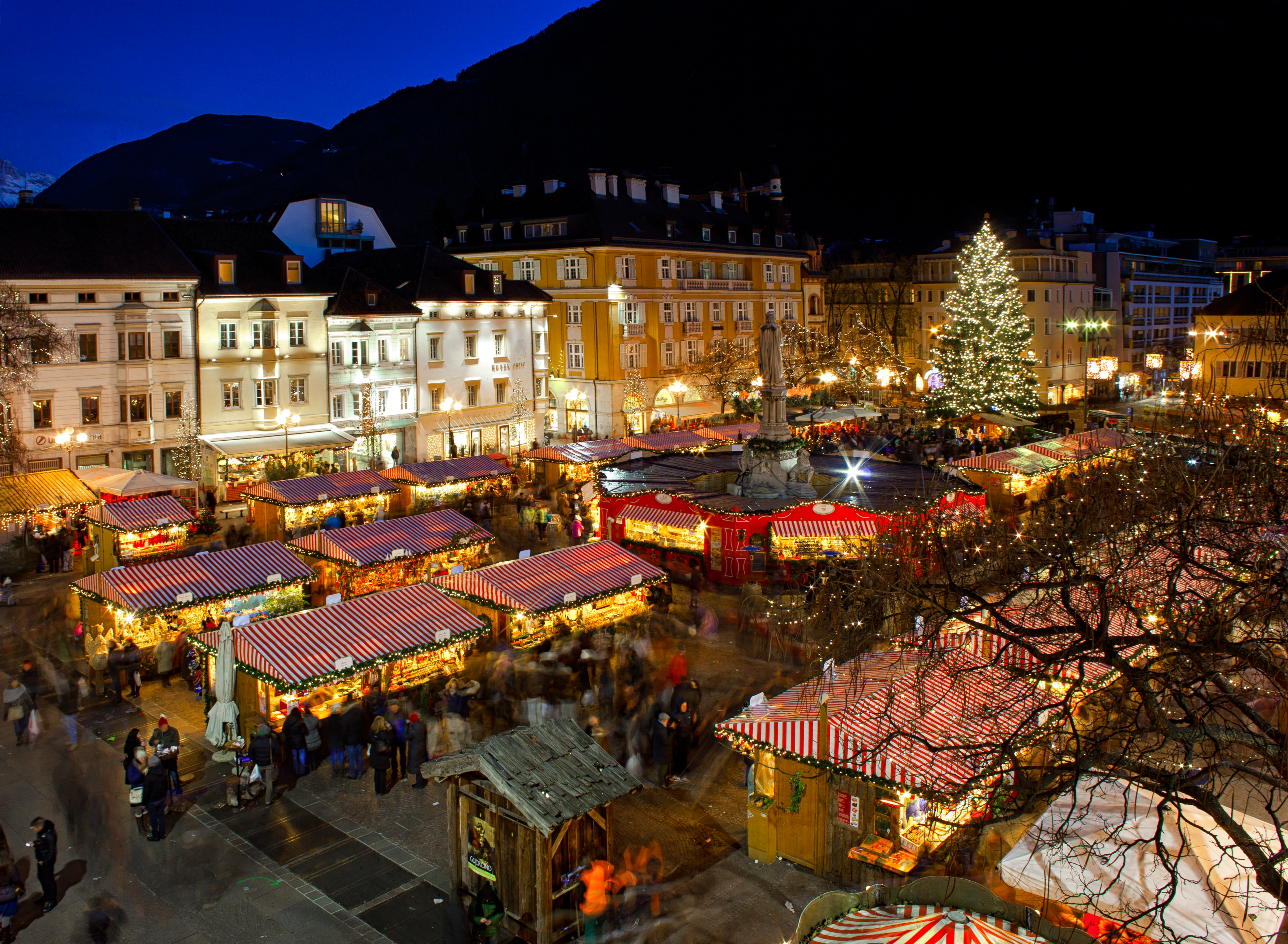 christmas-market-in-bolzano-with-lights-and-decorations-italy