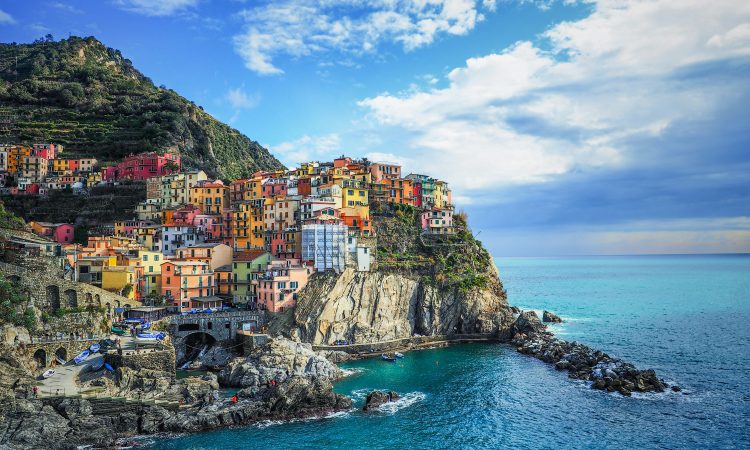 CINQUE TERRE: WHERE COLORFUL VILLAGES MEET THE SEA